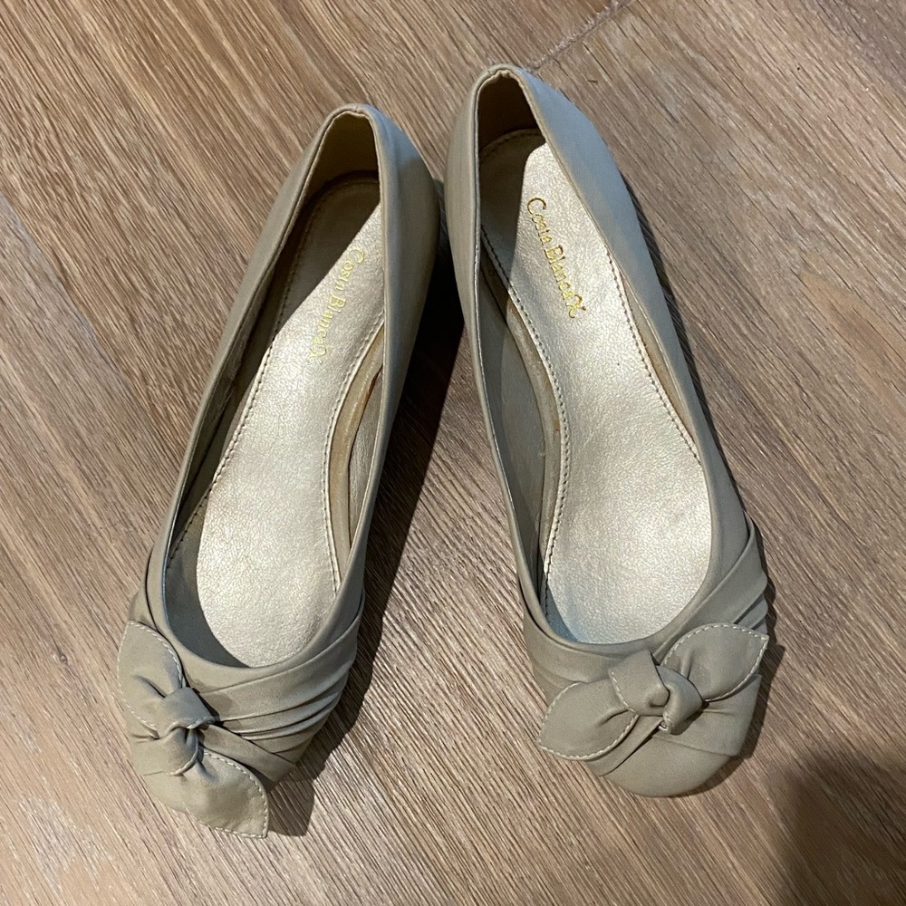 Nude flats with bow. Size 7.